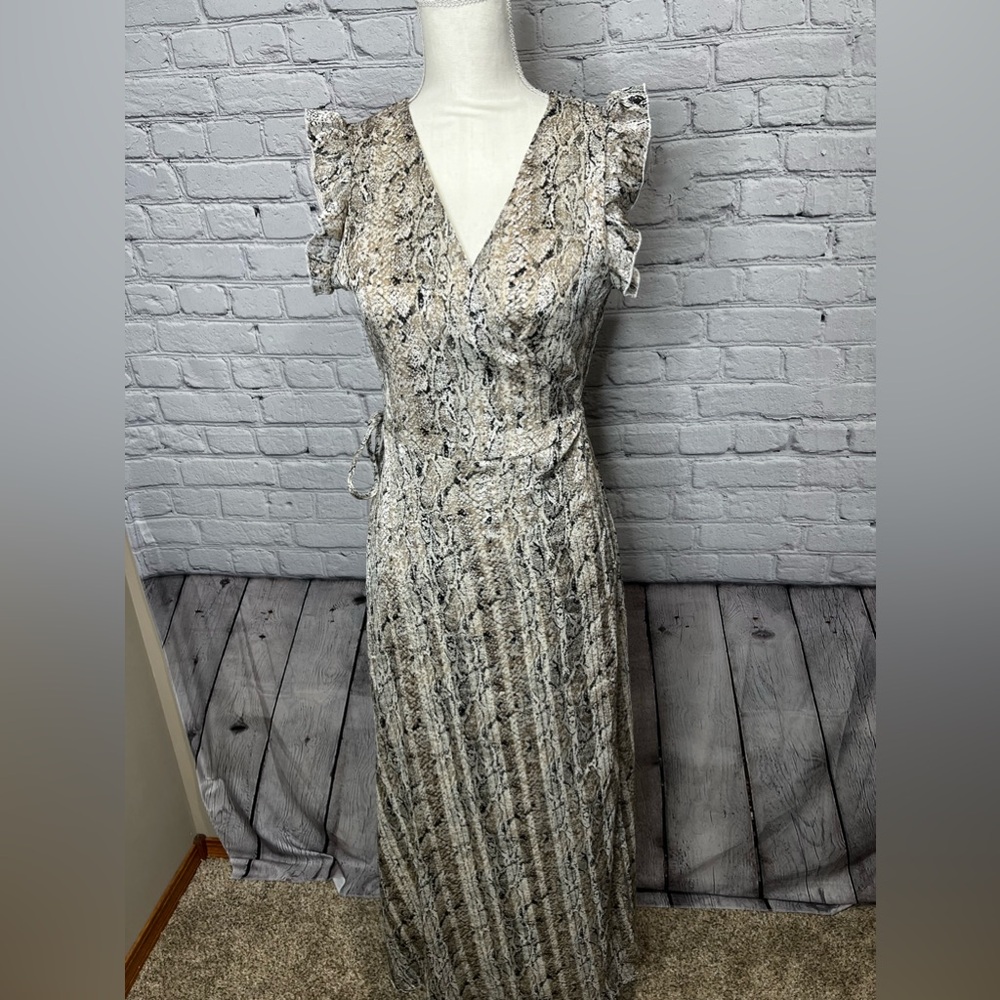 Q2 v neck wrap dress metallic snake print small